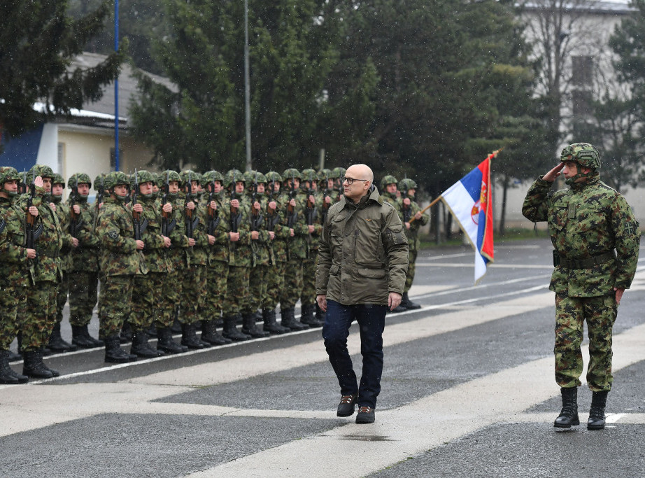 Vučević obišao pripadnike dve brigade u niškoj kasarni "Mija Stanimirović"