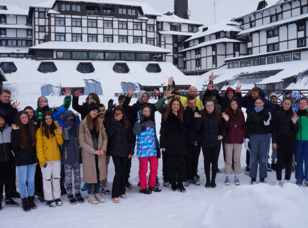 MK Group u godini jubileja obezbedila zimovanje za đake sa Kosova i Metohije