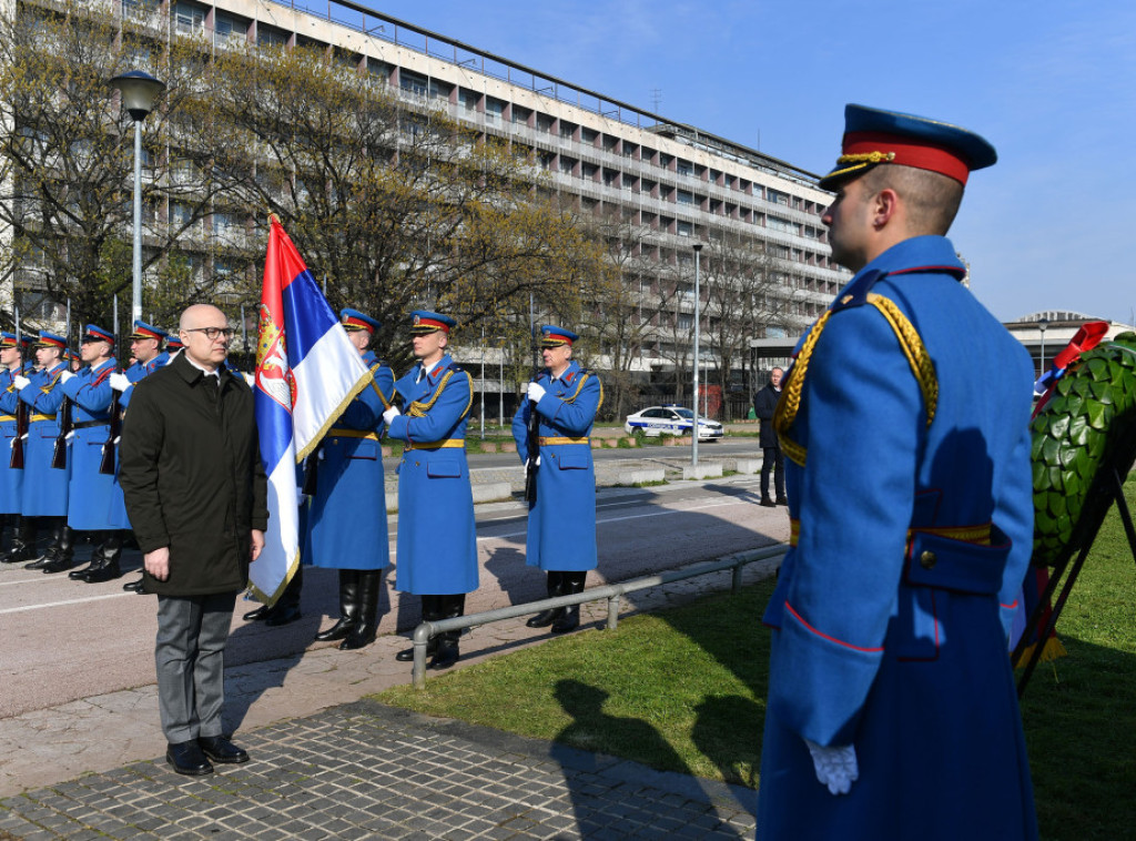 Ministar Vučević položio venac na Spomenik pilotima braniocima Beograda