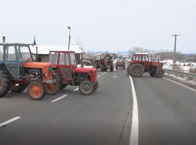Proizvođači mleka iz gružanskog kraja blokirali put Kragujevac-Kraljevo-Čačak