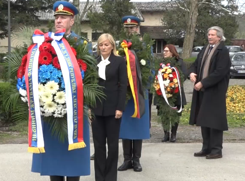 Kraljevo: Položeni venci ispred Spomenika otpora i pobede