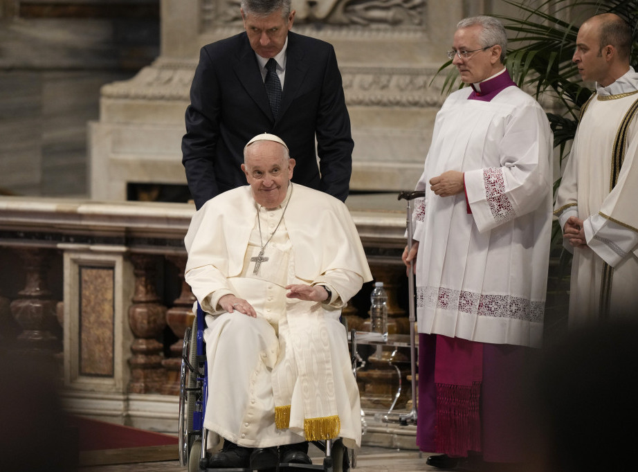 Papa će pratiti večerašnju ceremoniju iz svoje rezidencije zbog jake hladnoće