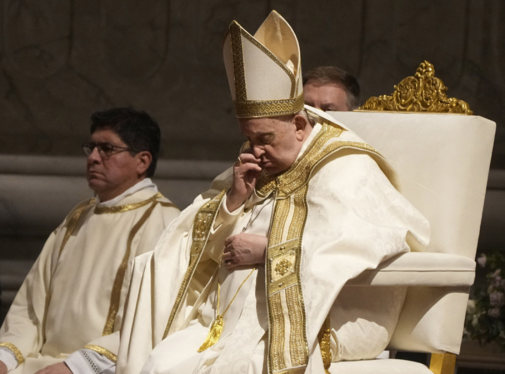 Papa Franja predvodio Uskršnje bdenje u bazilici Svetog Petra u Rimu