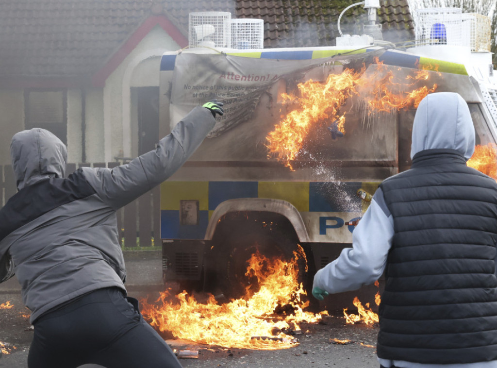 Benzinske bombe bačene na policiju Severne Irske uoči posete Bajdena