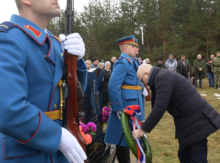 Ministar Vučević položio venac palom borcu sa Košara Ivanu Vasojeviću