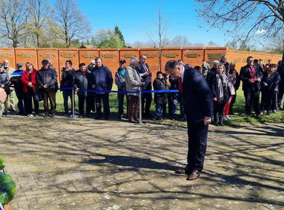 Branko Ćurčić položio venac na Spomen-obeležje "Sremski front", odao počast palim borcima