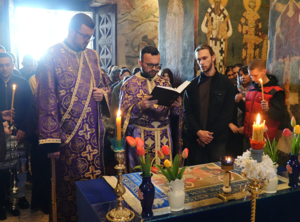 Iznošenjem plaštanice obeležen Veliki petak u manastiru Gračanica