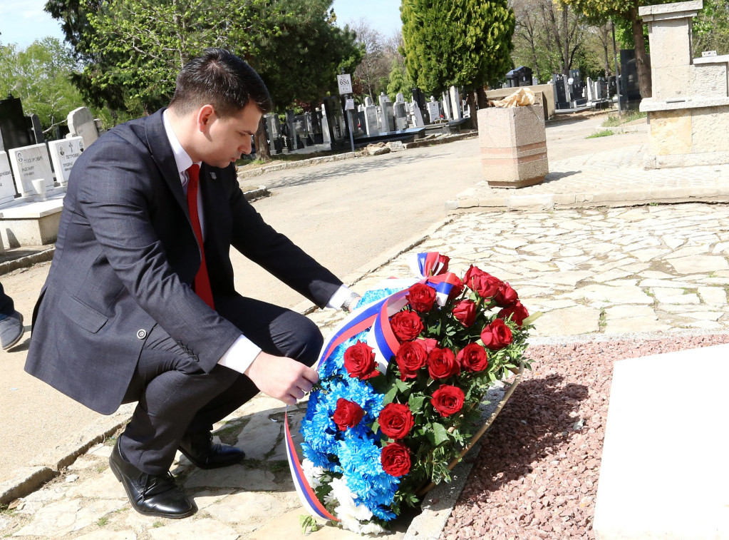 Vuk Mirčetić položio venac na Spomen-groblju žrtvama bombardovanja: Vaskrs za Beograd 1944. nije bio radostan praznik