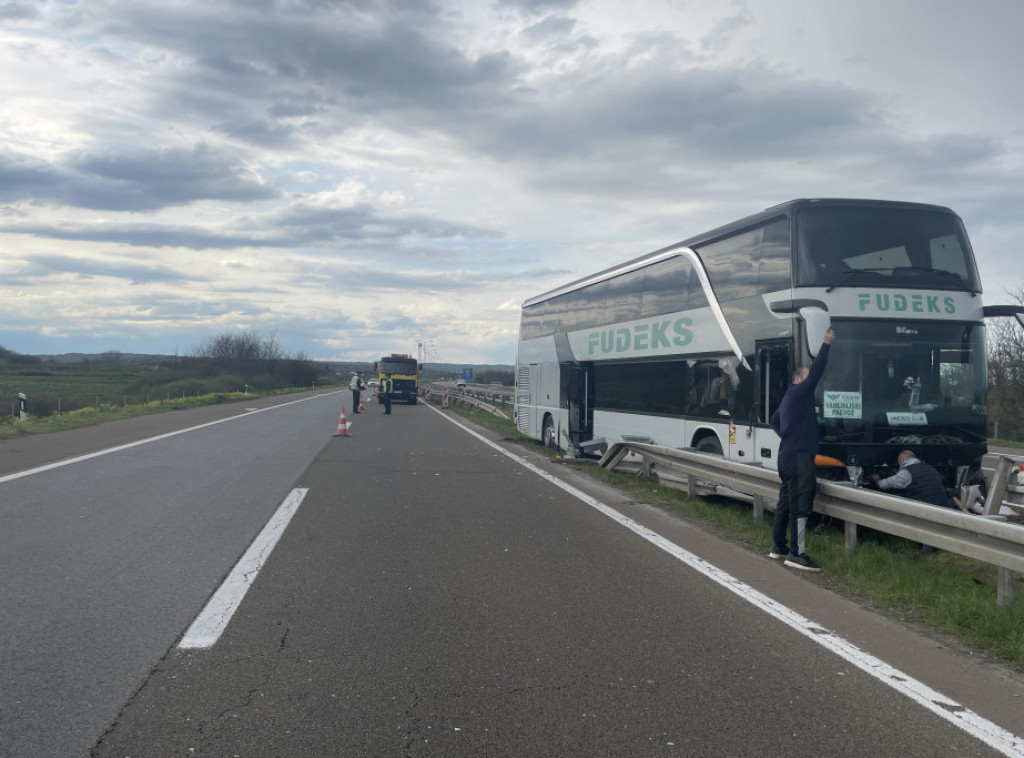 Autobus koji je prevozio niške maturante udario u bankinu na auto-putu Beograd-Niš