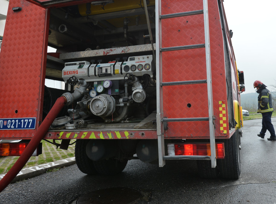 Požar u Dobanovcima, gori objekat površine oko 4.000 kvadratnih metara