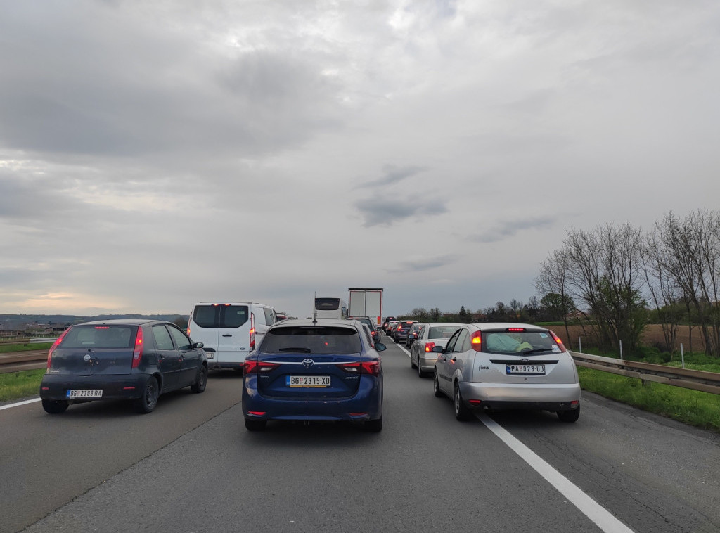 Pojačan saobraćaj, posebno ka planinama, na graničnim prelazima nema zadržavanja