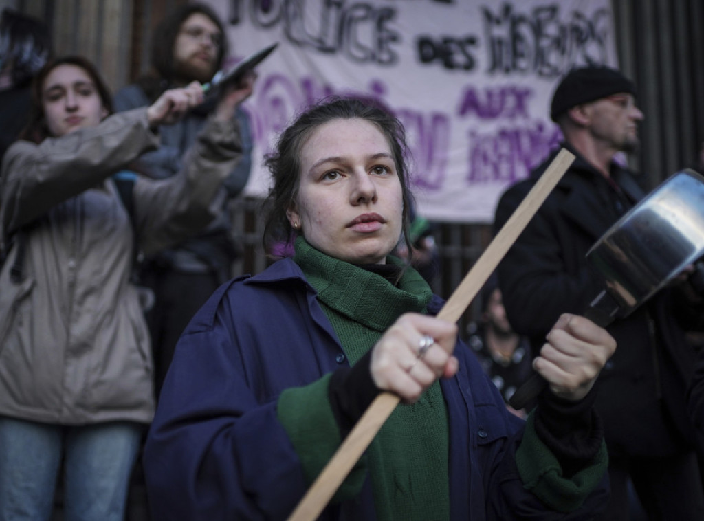 Demonstranti širom Francuske lupali u lonce tokom obraćanja Makrona