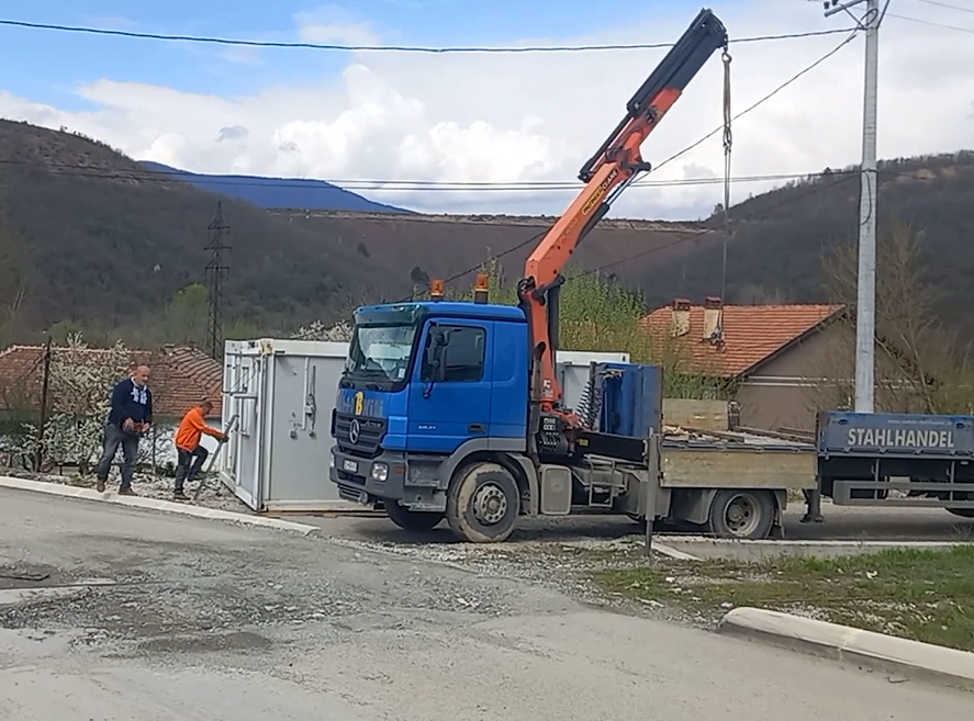 U Kosovskoj Mitrovici počelo postavljanje kontejnera za glasanje