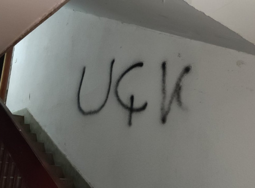 Još jedan grafit "UČK" ispisan na zgradi u severnom delu Kosovske Mitrovice