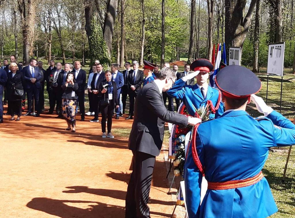 Vučić položio venac na grobno polje "Topole" u Donjoj Gradini