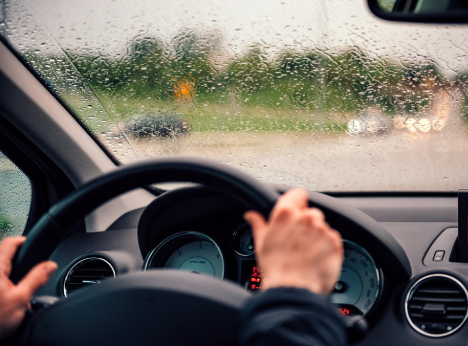 AMSS: Moguća kiša, vozačima se savetuju oprez i sporija vožnja