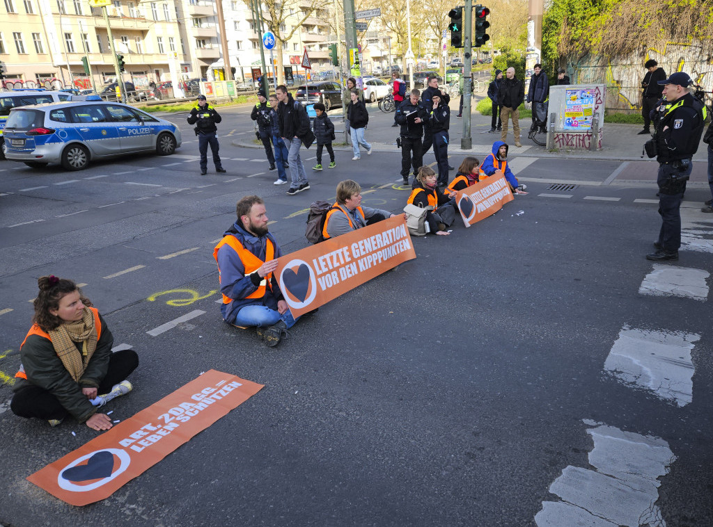 Klimatski aktivisti deseti dan zaredom blokirali ulice u Berlinu