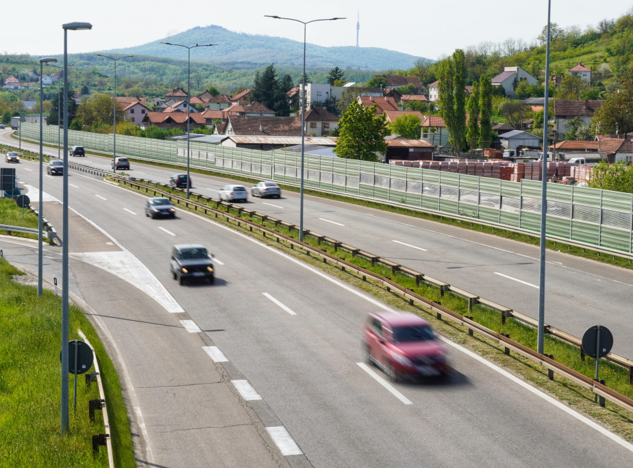 Danas veće gužve na putevima, zbog radova na pojedinim deonicama usporen saobraćaj