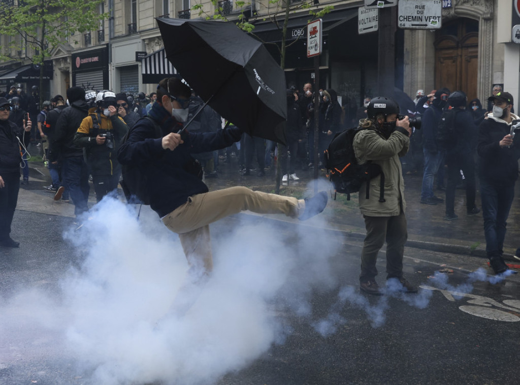 Prvomajski protesti širom Francuske obeleženi sukobima demonstranata i policije