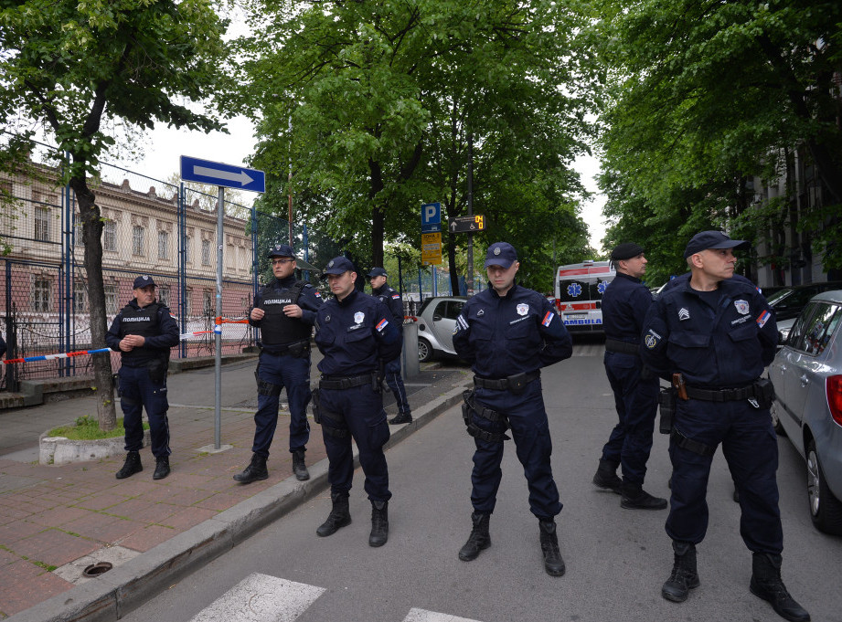 Policija se većinski povukla, pušten saobraćaj kod OŠ "Vladislav Ribnikar"