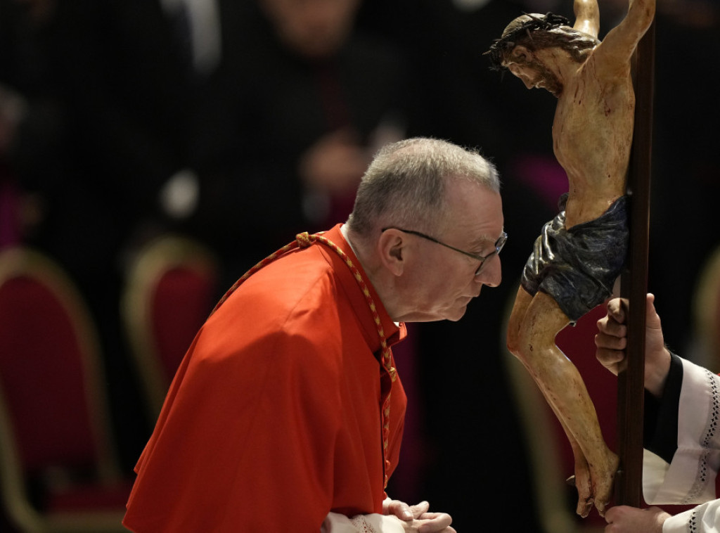 Kardinal Parolin predstavlja papu Franju na ceremoniji krunisanja