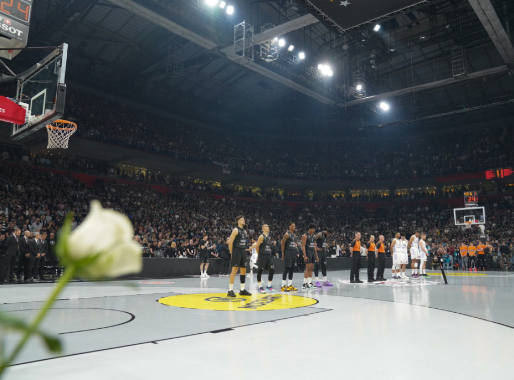 Uoči meča Partizan - Real minut ćutanja i cveće za nastradale u beogradskoj školi