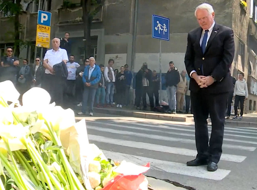 Ambasador Hil, zvaničnici Švajcarske, Kanade i Albanije ispred OŠ "Vladislav Ribnikar" odali počast ubijenima u pucnjavi