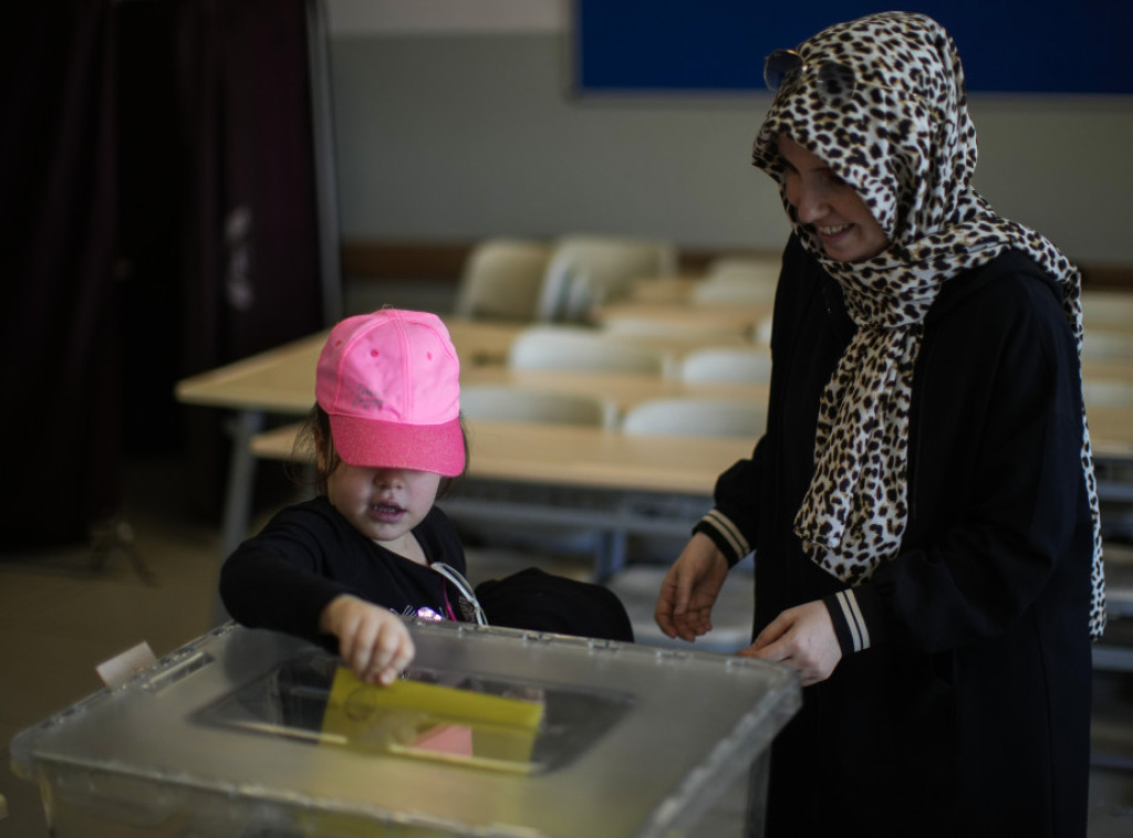 Zatvorena birališta na predsedničkim i parlamentarnim izborima u Turskoj