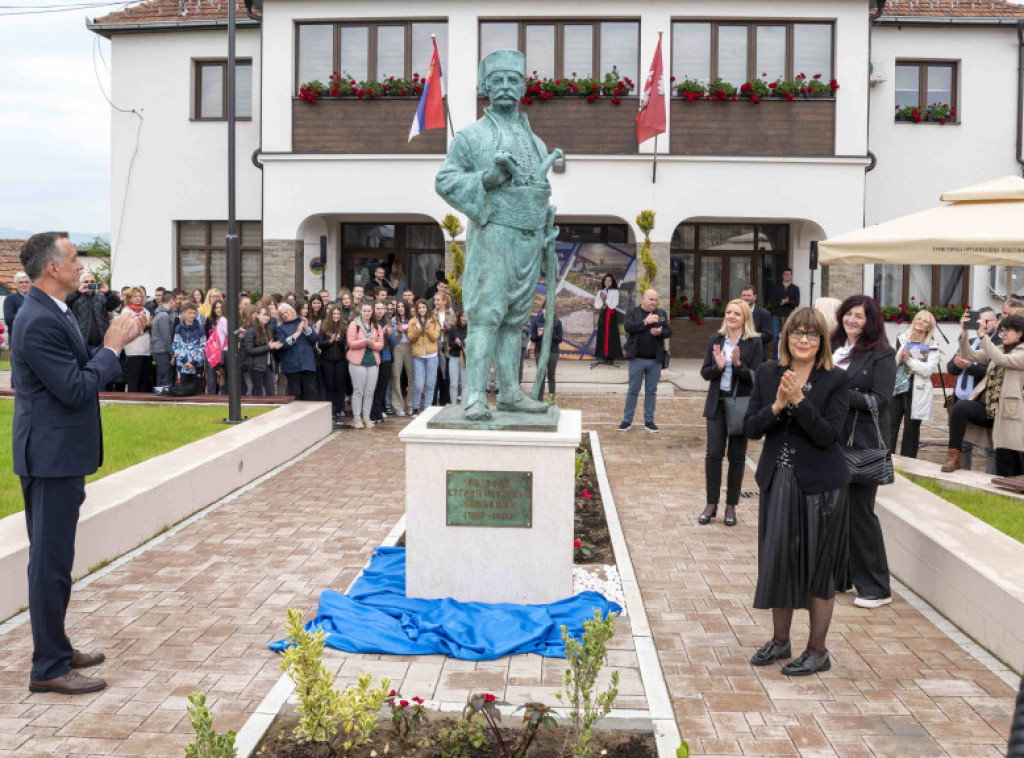 Ministarka Gojković prisustvovala otkrivanju spomenika Stevanu Knićaninu