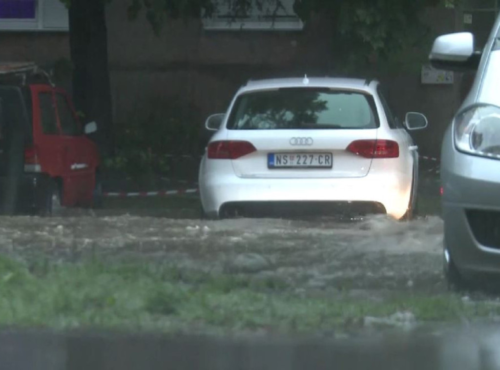 Olujno nevreme zahvatilo Novi Sad, brojne ulice poplavljene - sabraćaj se odvija otežano