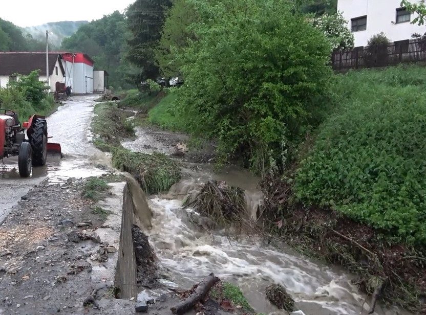 Najmanje 5 osoba poginulo u poplavi u Jablanici u BiH, nezvanično saznaje Dnevni avaz