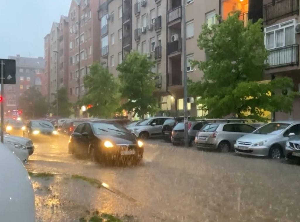 Nevreme u Novom Sadu izazvalo poplave i kolaps u saobraćaju: Dežurne službe nastavljaju saniranje štete