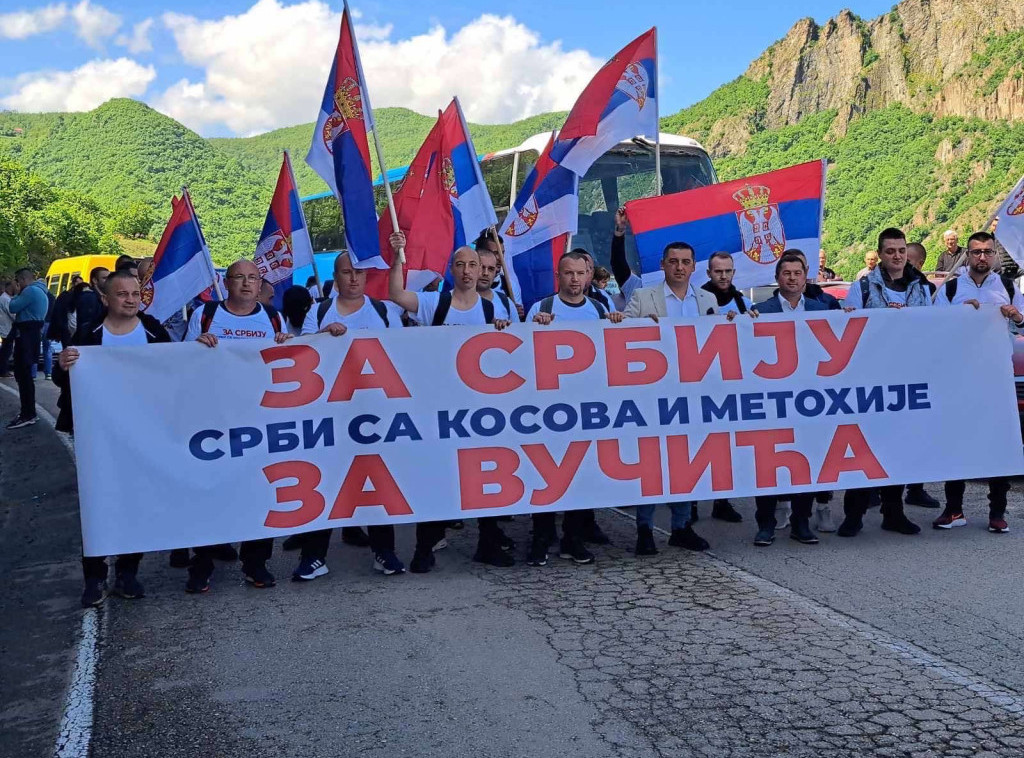 Srbe sa KiM koji su krenuli peške za Beograd na miting u Raški dočekali pogača i so