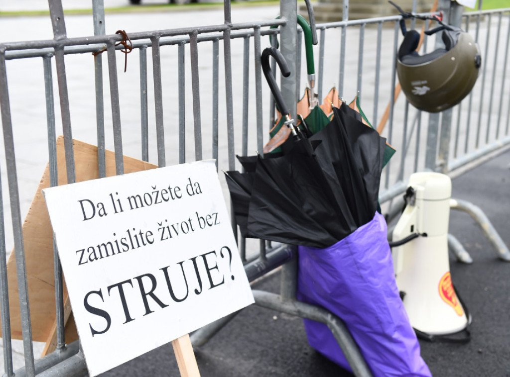 Vlasnici nelegalizovanih objekata protestovali ispred Skupštine, traže struju