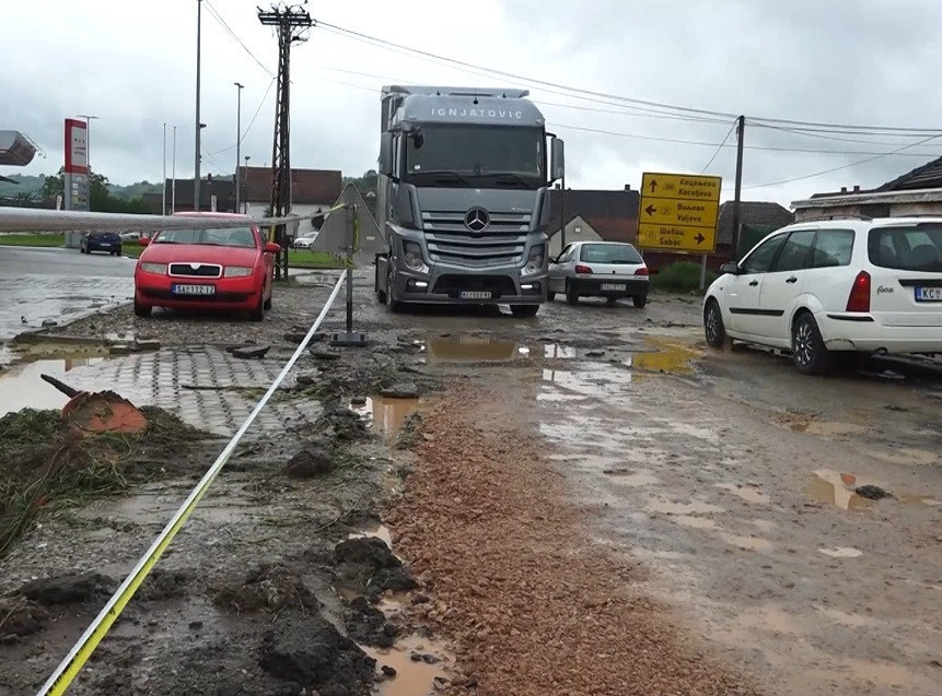 Poplave u Koceljevi pričinile štetu u domaćinstvima i na putnoj infrastrukturi