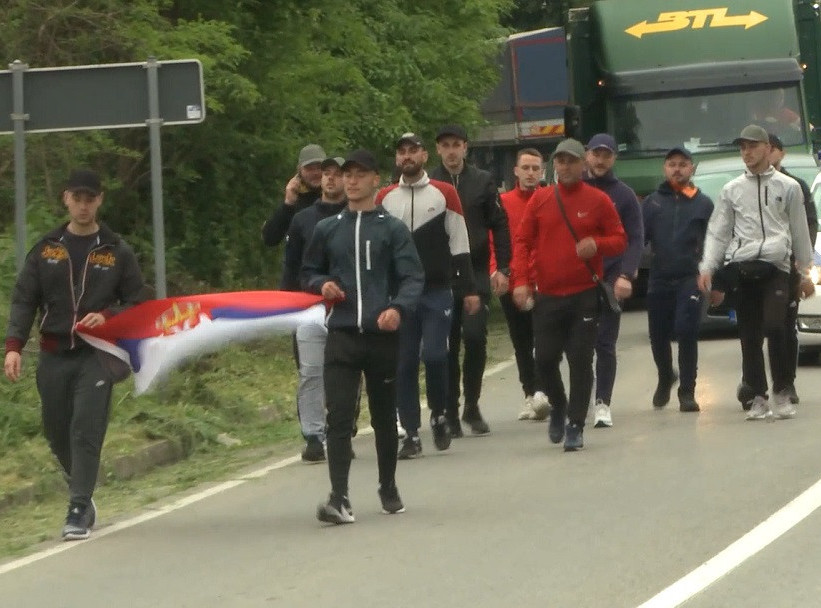 Grupa Srba iz Kosovskog Pomoravlja stigla pešice u Predejane na putu do Beograda