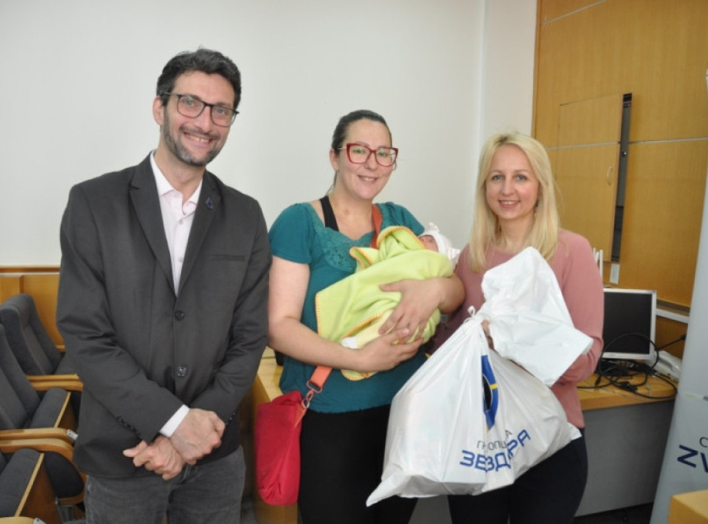 Beograd: Opština Zvezdara uručila 80 paketa dobrodošlice roditeljima zvezdarskih beba