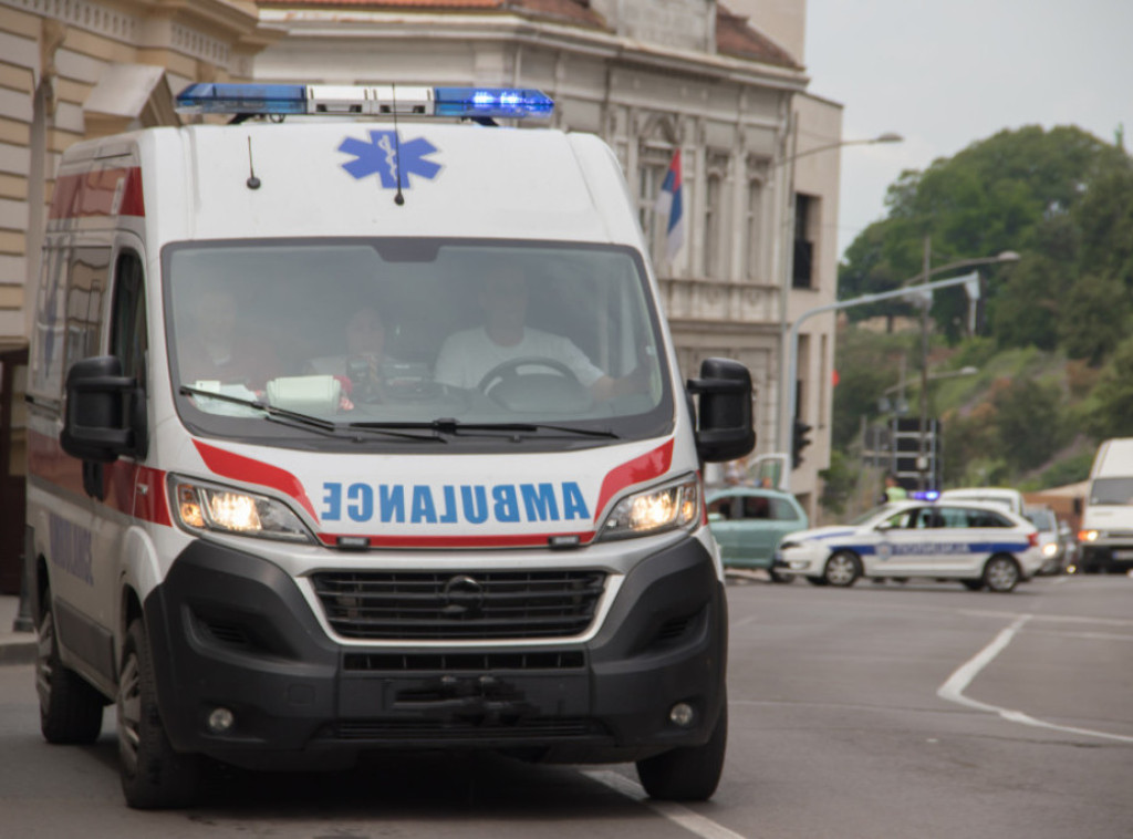 U sudaru autobusa i dva automobila na autoputu Beograd-Niš jedna osoba povređena