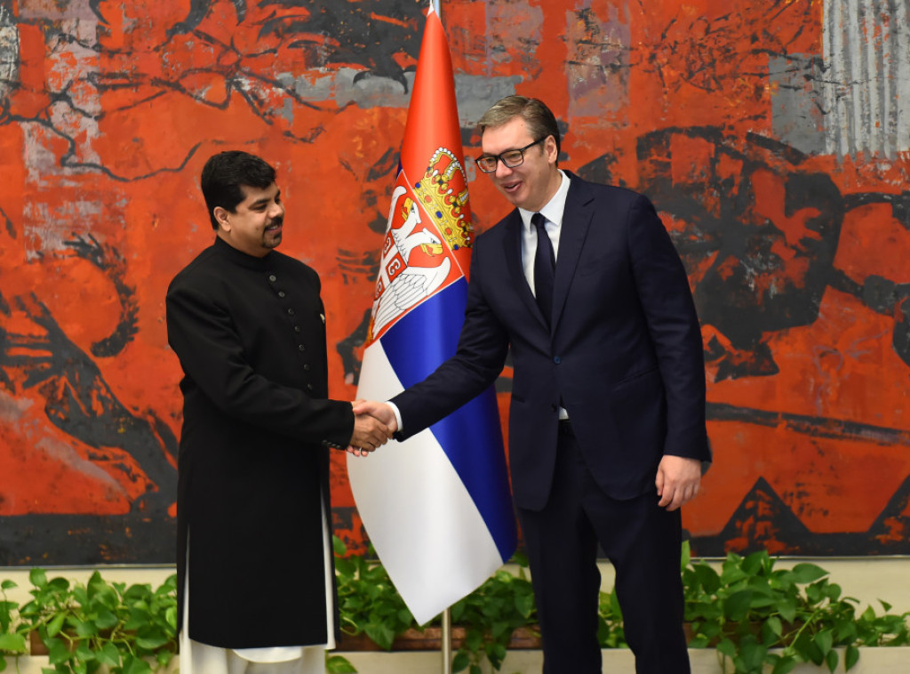 Vucic receives credentials of 21 ambassadors