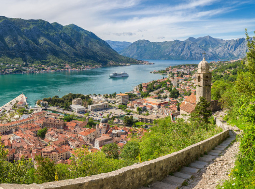 U Luku Kotor uplovila dva broda sa oko 3.500 putnika i članova posade