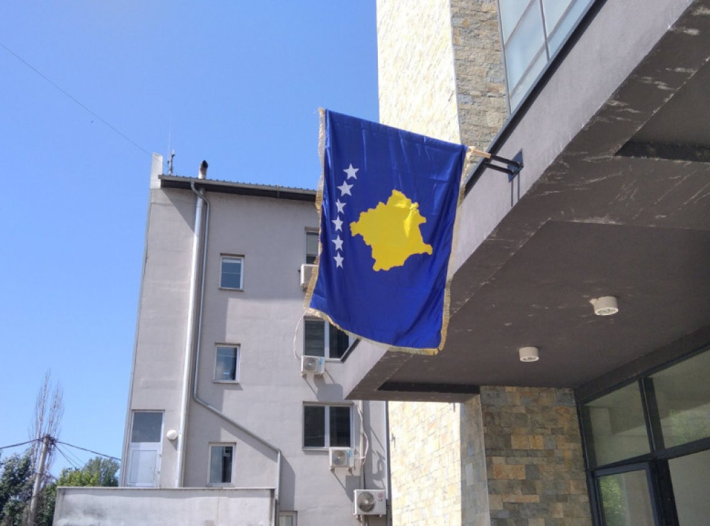 Nova zastava tzv. Kosova postavljena jutros na zgradu opštine u Severnoj Mitrovici