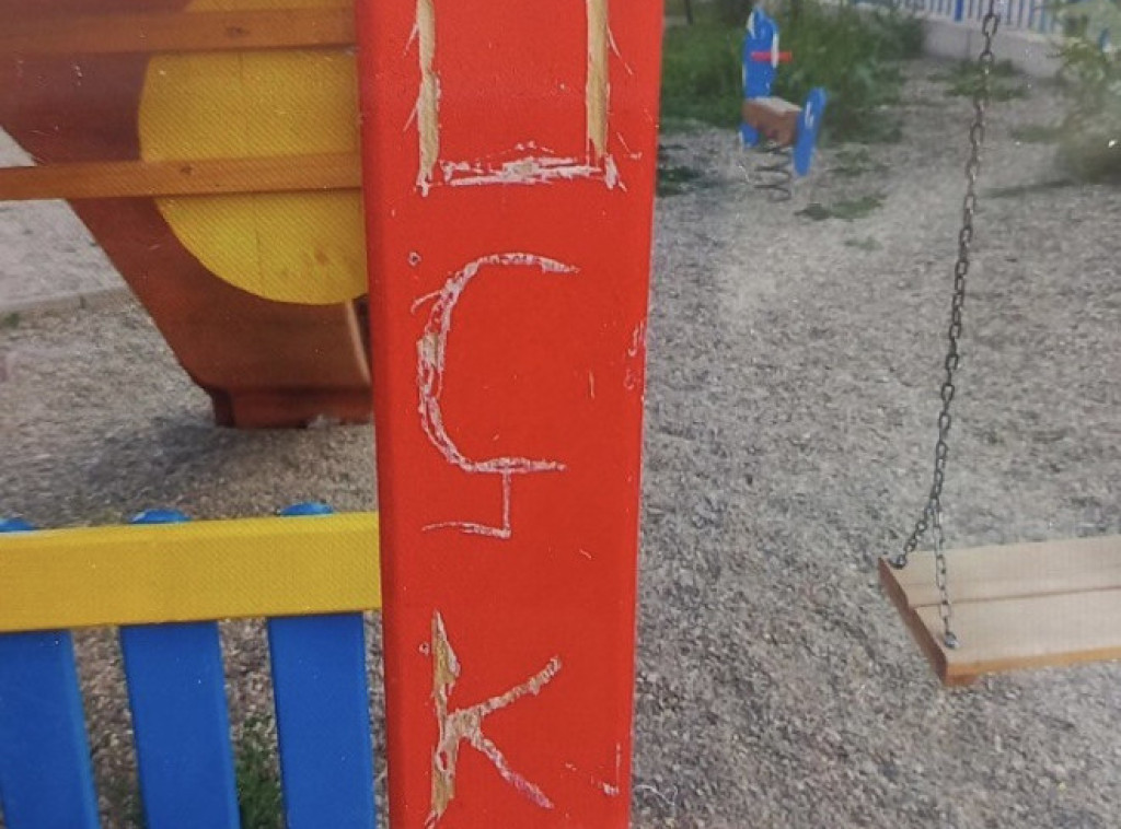 Osvanuli natpisi UČK na dečjem igralištu u selu Ugljare kod Kosova Polja