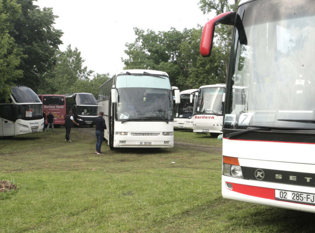 Završne pripreme pred skup "Srbija nade", građani pristižu iz cele Srbije