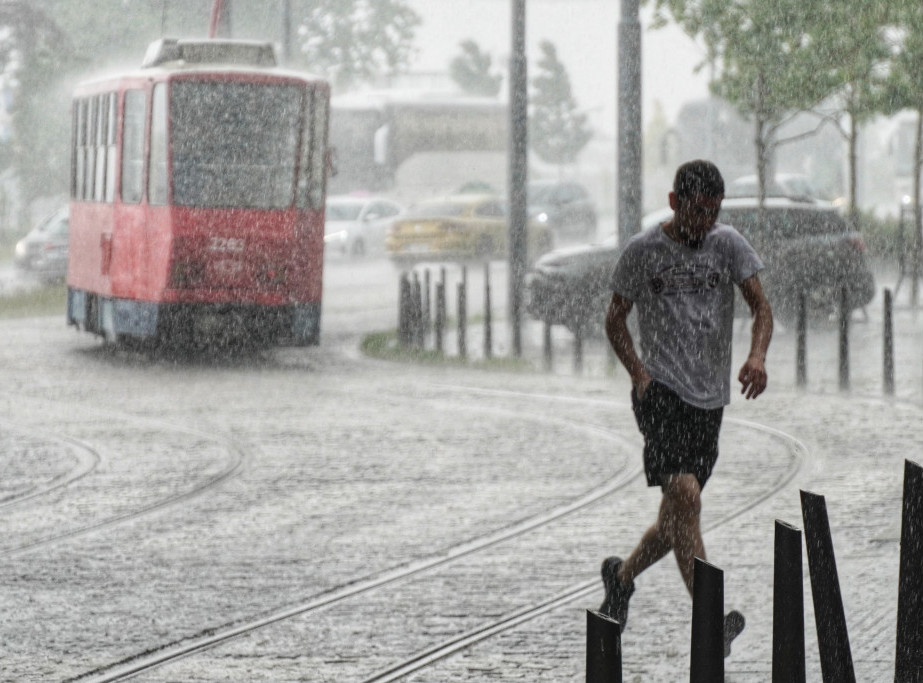 RHMZ upozorava na lokalnu pojavu jakih pljuskova sa grmljavinom i gradom, narandžasti meteo-alarm