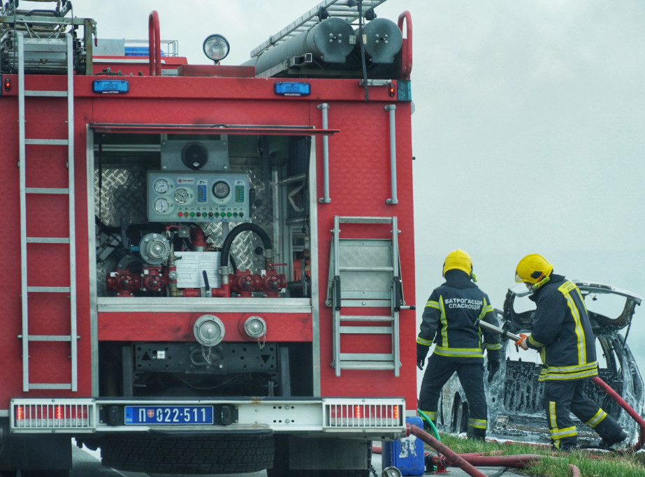 Gori stan na petom spratu u Ulici Pere Velimirovića na Kanarevom brdu