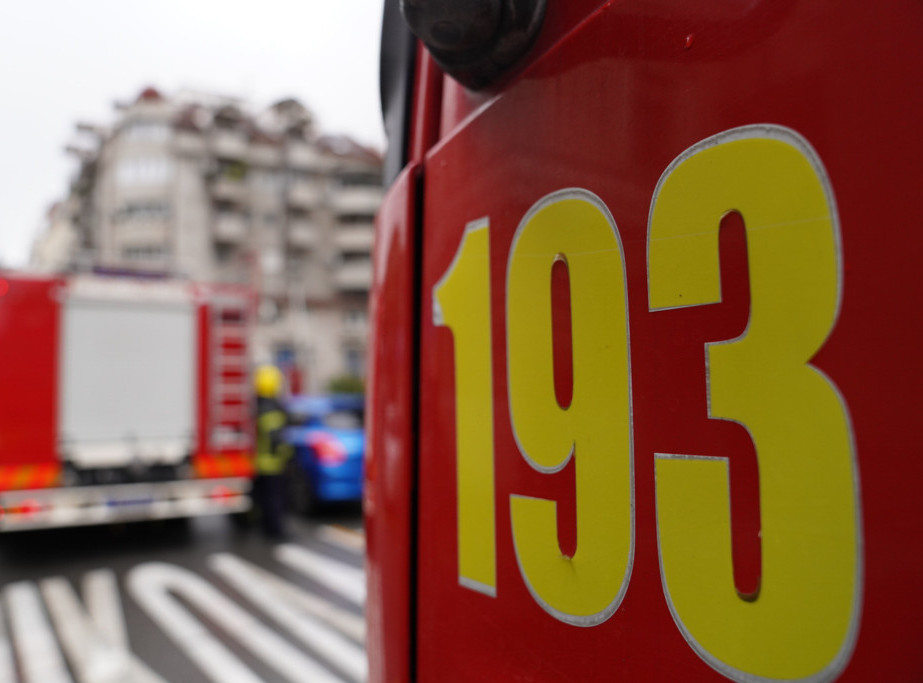 Požar na zgradi na Voždovcu, 18 vatrogasaca na licu mesta