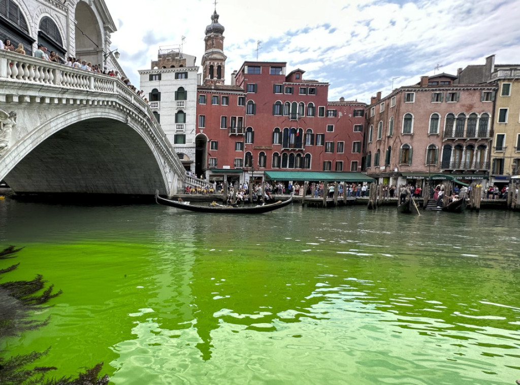 Voda u glavnom kanalu u Veneciji postala fluorescentno zelena