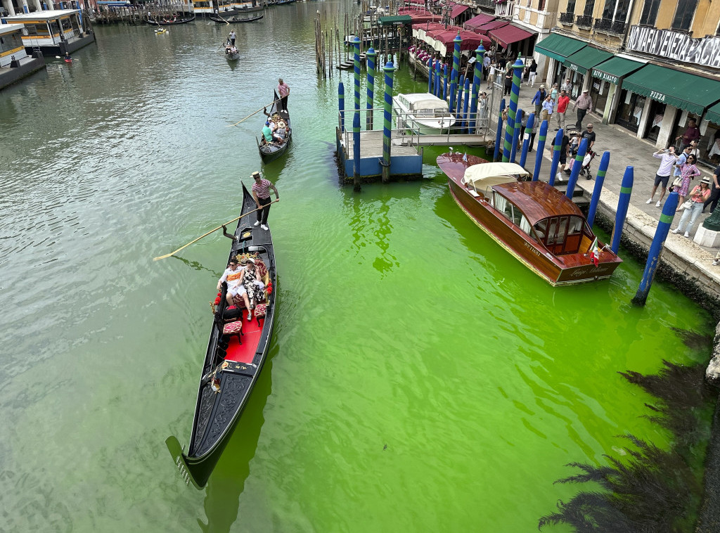Venecija: Voda u kanalu pozelenela zbog tečnosti koju koriste vodoinstalateri