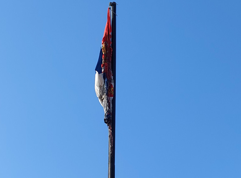 Gračanica: Zapaljena zastava Srbije pored spomenika Milošu Obiliću