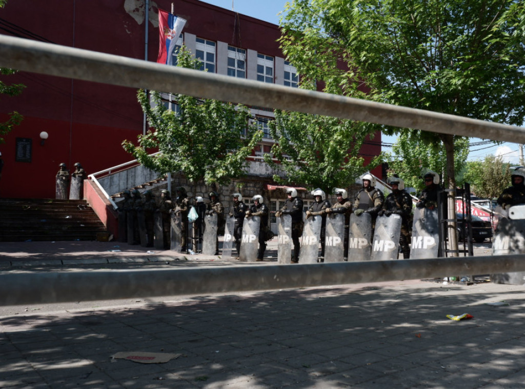 Situation in Zvecan calm, Kfor troops still deployed outside municipal building